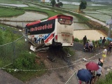 Xe khách nổ lốp trên cao tốc Hà Nội - Lào Cai, 13 hành khách bị thương