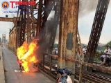 Hà Nội: Xe máy bốc cháy dữ dội trên cầu Long Biên