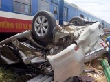 Nghệ An: Tàu hỏa đâm ô tô con, 2 người thiệt mạng