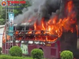 Xe khách giường nằm bốc cháy ngùn ngụt ở Nghệ An