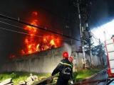TPHCM: Hàng trăm cảnh sát khống chế đám cháy cực lớn ở công ty nhựa