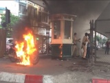 Hà Nội: Bị CSGT bắt lỗi, nam thanh niên manh động đốt xe máy