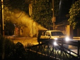 Cận cảnh 'Vòi rồng' phun thuốc diệt muỗi lúc nửa đêm ở Hà Nội