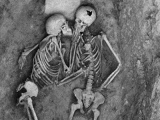 Nụ hôn vĩnh cửu của cặp tình nhân bên nhau 2.800 năm