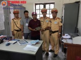 Hà Tĩnh: CSGT huyện Nghi Xuân trao trả 450 triệu đồng cho người dân