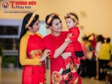 Mẹ con Hồng Quế trình diễn áo dài của Hoa hậu Ngọc Hân