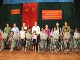 Phó Thủ tướng Trương Hòa Bình tặng quà cho học sinh nghèo Vĩnh Phúc