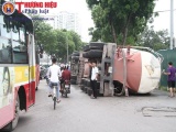 Tài xế ngủ gật, xe bồn 80 tấn lật nghiêng trên phố Hà Nội