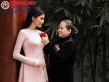 Á hậu Trương Thị May cài hoa hồng cho mẹ ngày Vu Lan
