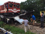 Hà Nội: Cố qua đường sắt, xe tải bị tàu hỏa đâm nát