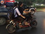 Hà Nội: Nhiều học sinh đi xe đạp điện không đội mũ bảo hiểm