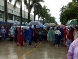 Hàng nghìn công nhân giày tại Thanh Hóa đội mưa đình công