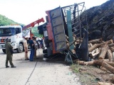 Phú Yên: Xe tải đâm vách núi, tài xế bị gỗ đè tử vong
