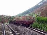 Sạt lở đất vùi lấp đoàn tàu, tuyến đường sắt Hà Nội - Lào Cai tê liệt