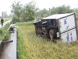 Thái Bình: Vòi rồng đen sì cuốn xe tải ném xuống ruộng