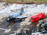 Máy bay chiến đấu của Nhật Bản bốc cháy trên đường băng
