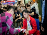 Vượt đám đông để kí tặng sách, Sơn Tùng M-TP khiến fan ấm lòng