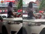 Hà Nội: Bị CSGT dừng xe, người phụ nữ trèo lên nóc taxi ăn vạ