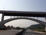 Nhếch nhác cổng chào phía bắc tỉnh Nghệ An