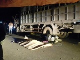 Hà Tĩnh: Tông vào đuôi xe tải, 4 người trong gia đình thương vong