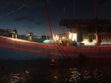 Đà Nẵng: Tàu cá bất ngờ bốc cháy tại cảng Mân Quang