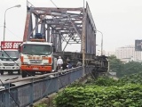 Hải Phòng: Lật xe tải trên cầu Rào, một người tử vong