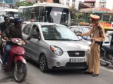 Hà Nội: Bị yêu cầu dừng xe, nữ tài xế đẩy CSGT đi hàng chục mét
