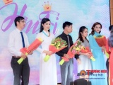 Trịnh Kim Chi mặc áo dài duyên dáng chấm thi 'Nét đẹp sinh viên' dịp 20/11