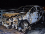 Ôtô 7 chỗ cháy dữ dội trên đường dẫn cầu Cần Thơ