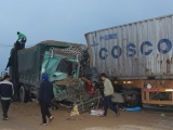 Hà Tĩnh: Xe tải đâm container, 2 tài xế mắc kẹt trong cabin