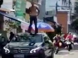 Thanh niên ngáo đá trèo nóc xe Mercedes, tấn công tài xế