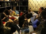 TP.HCM: Hàng trăm cô gái phục vụ quán karaoke bị lập biên bản trong đêm