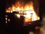 Quảng Bình: 4 tàu cá bất ngờ cháy rụi trong đêm