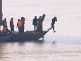 Hà Nội: Nín thở xem trục vớt bom dưới chân cầu Long Biên
