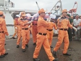 Đưa 2 thi thể thuyền viên tàu cá Bình Định bị chìm vào bờ
