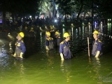 Hà Nội: Hàng trăm công nhân trắng đêm nạo vét hồ Hoàn Kiếm