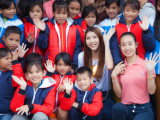 Ngọc Quyên vượt mưa bão đến trao quà từ thiện cho học sinh dân tộc miền núi ở Quảng Nam