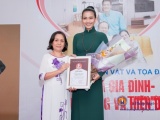 Trương Thị May xúc động tặng áo dài mẹ may cho Bảo tàng