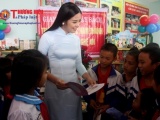 Hoa hậu Việt Nam 2010 Ngọc Hân trao tặng 'Tủ sách nhân ái' tại Yên Thành
