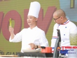 Chef Tuấn Hải mướt mồ hôi, liên tục nấu ăn tại Food Fest 2017