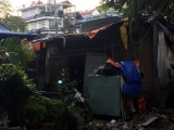 Cha mẹ mất, ba đứa trẻ vật lộn trong căn nhà dột nát giữa Sài Gòn