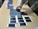 4 hành khách quấn 250 iPhone quanh người buôn lậu từ Singapore về Việt Nam