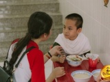 Người đẹp Hoa khôi Sinh viên mang yêu thương về với trẻ em kém may mắn