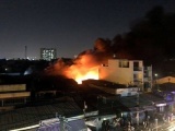 TP. HCM: Cơ sở đệm mút cháy dữ dội trong đêm