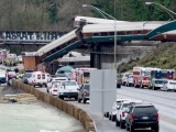 Mỹ: Tàu hỏa trật bánh lao xuống đường cao tốc, nhiều người thương vong