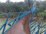 Quảng Nam: Đứt cáp cầu treo gãy đôi, một học sinh rơi xuống sông mất tích