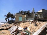 Bình Thuận: Biển xâm thực đánh sập 11 căn nhà