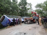Quảng Nam: Xe khách giường nằm đâm xe tải đang đậu bên đường, 2 người tử vong