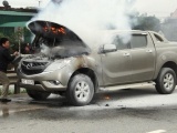 Nghệ An: Đang chạy, xe bán tải bỗng bốc cháy dữ dội