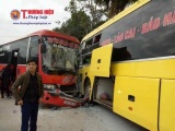Tuyên Quang: Xe khách đấu đầu nhau, hành khách phá cửa kính thoát ra ngoài